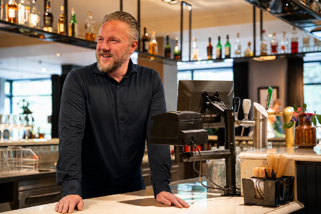 adviseur rob nooi achter bar