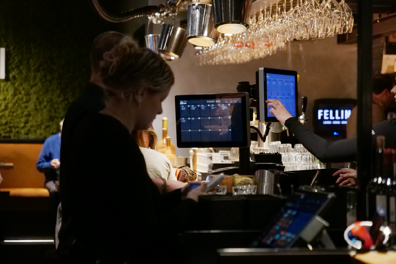 bediening bij barscherm in fellini