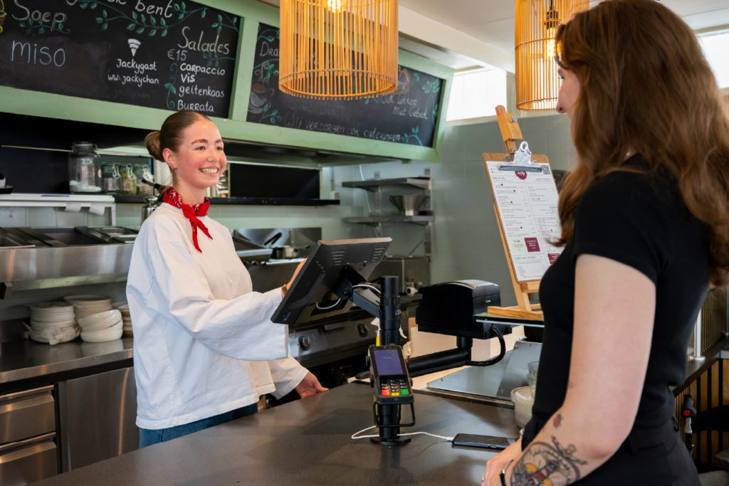 bediening neemt bestelling op aan counter bij jacky alkmaar