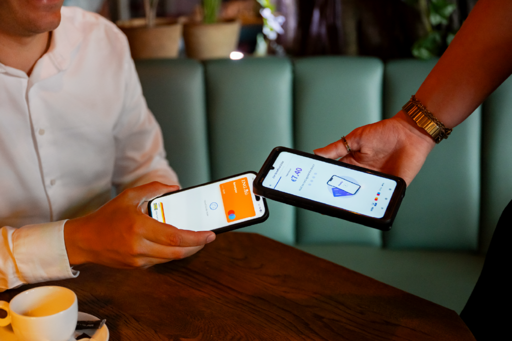 betalen met tap to pay aan tafel bij joa streetfood alkmaar