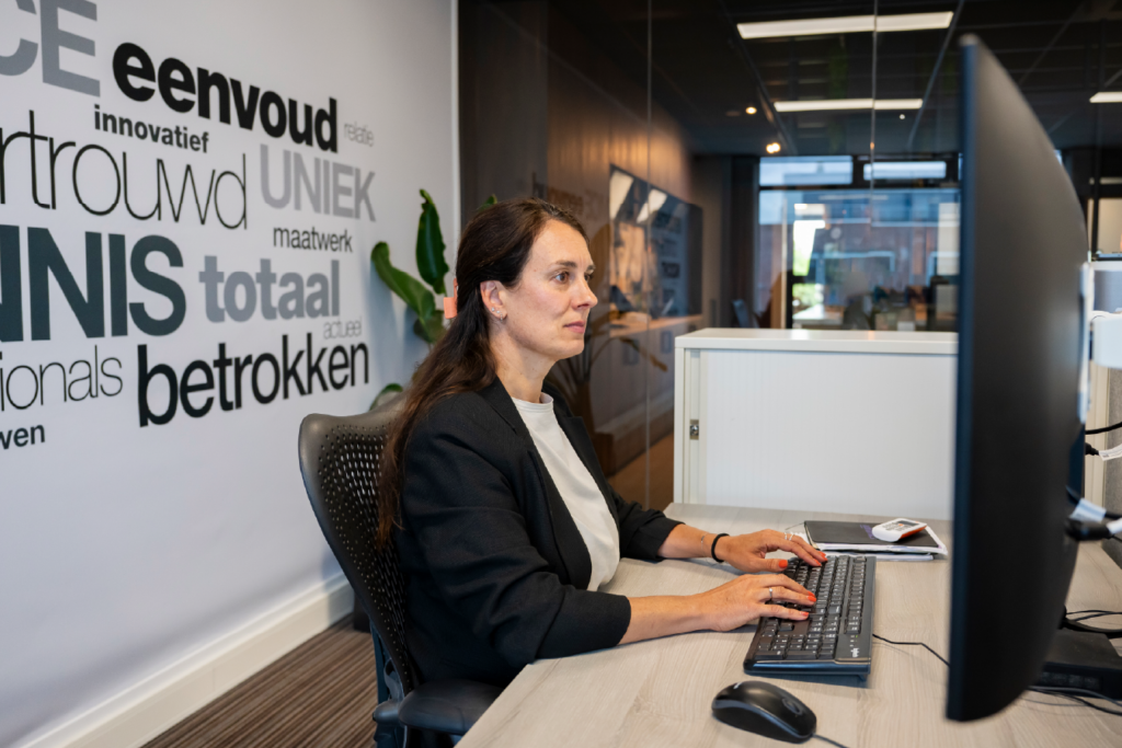 collega claudia achter computerscherm