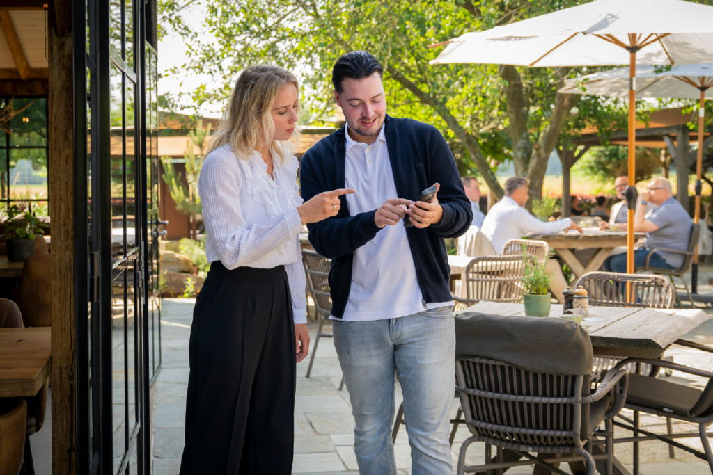 collega elodie en vince met handheld