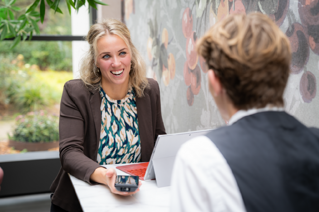 collega elodie in gesprek