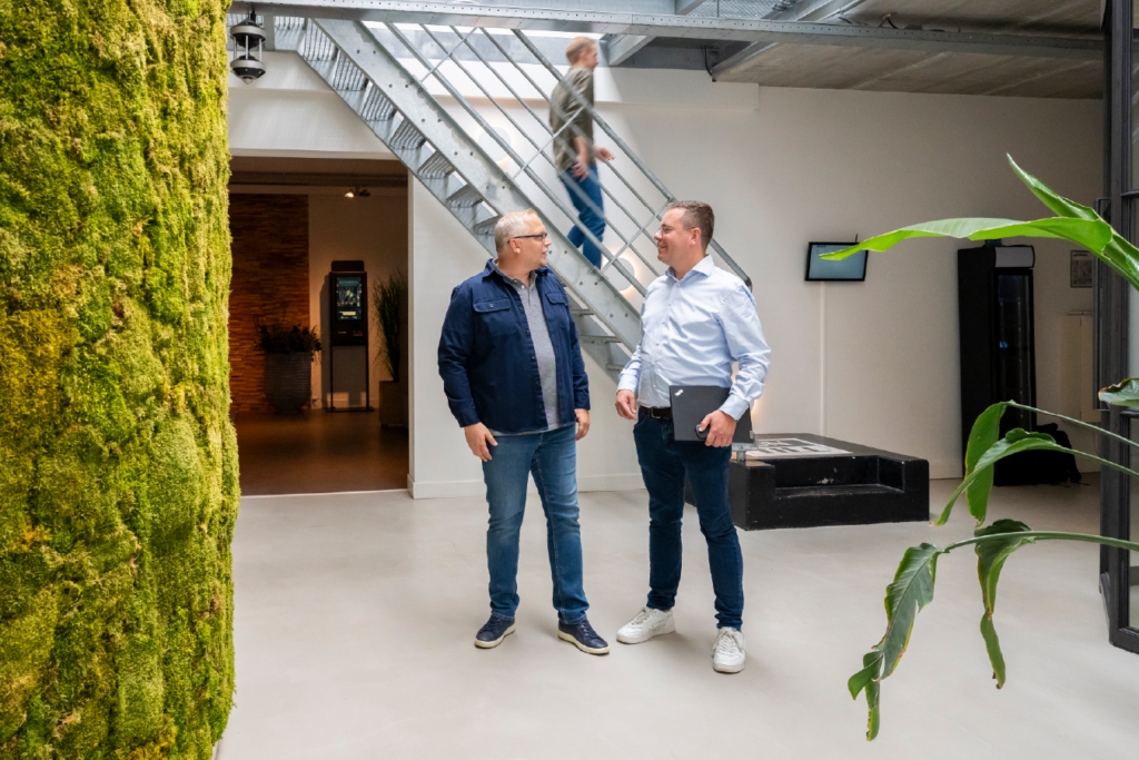 collega's emile en kevin in gesprek