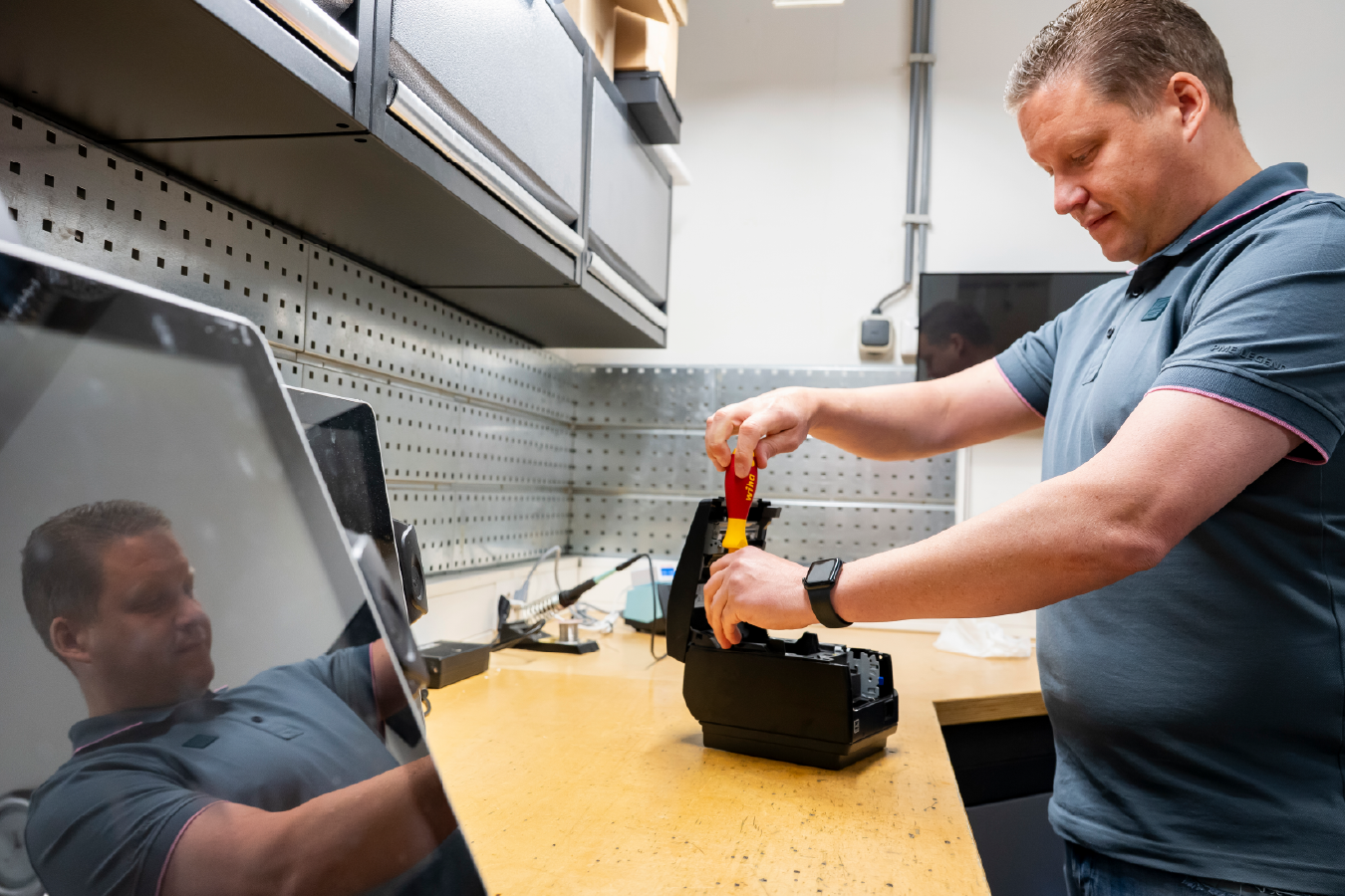 collega kjell repareert printer