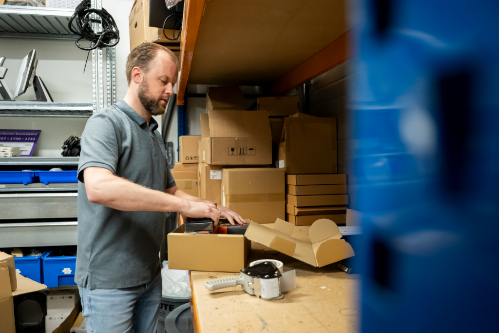 collega martijn pakt pakket in