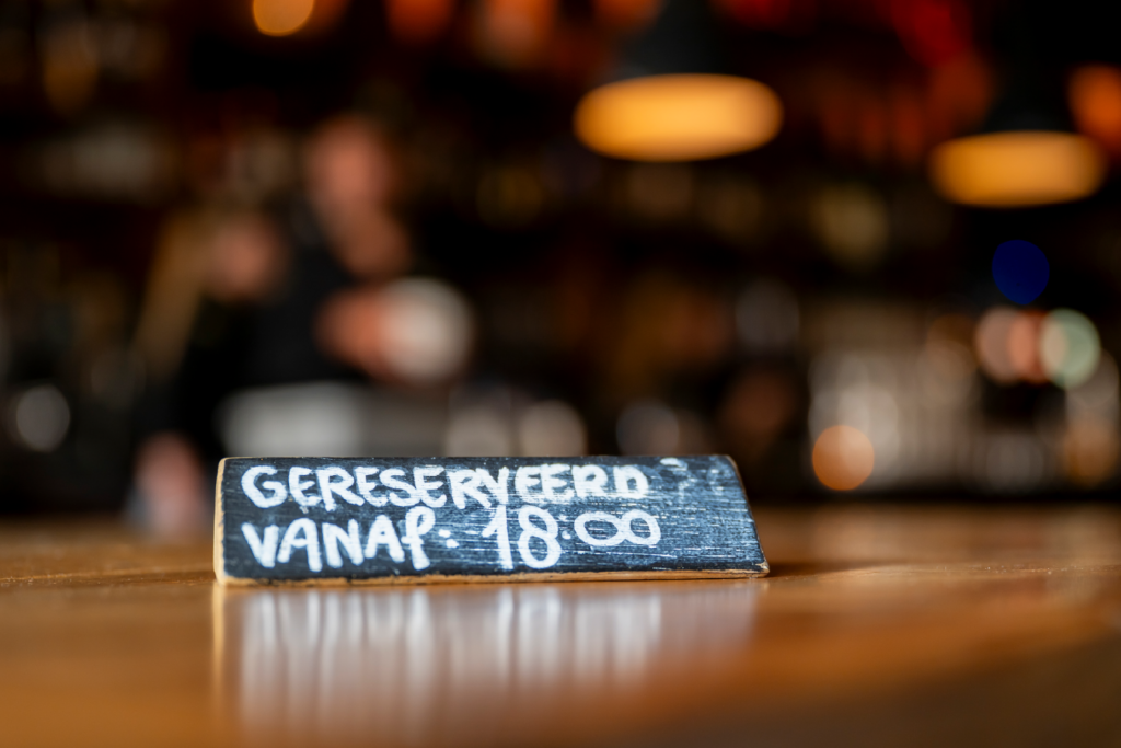 reserveringsbordje op tafel bij de koning alkmaar