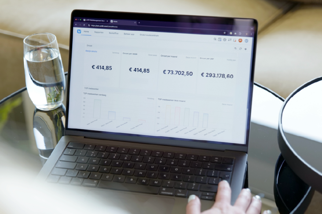 untill webmanagement op laptop