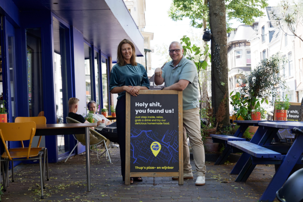 yvette en emile voor de gevel van thups alkmaar