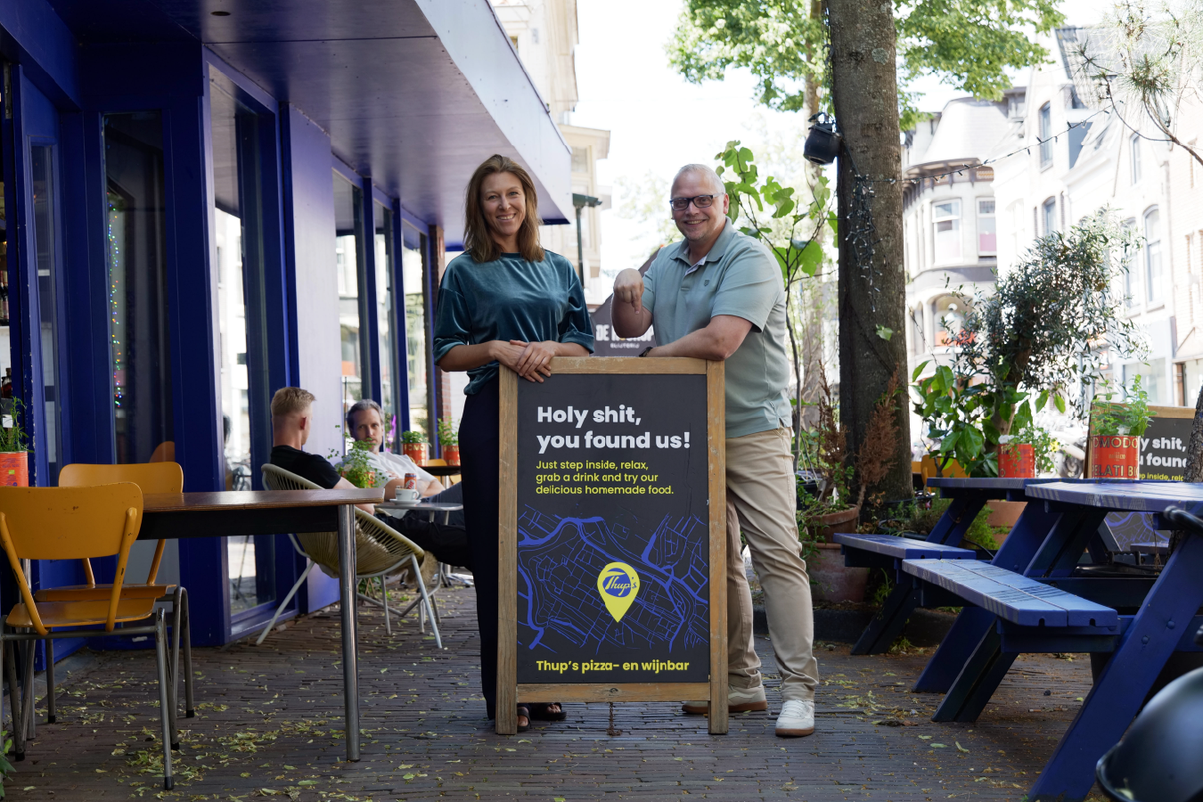 yvette en emile voor de gevel van thups alkmaar